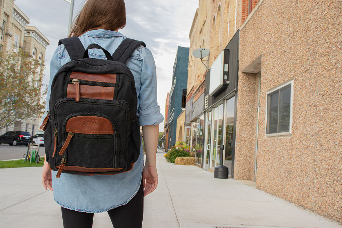 Screenshot on a simulated desktop of the 747 sportswear homepage.