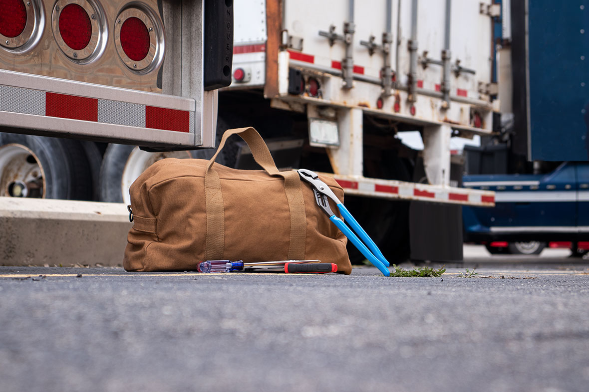 Screenshot on a simulated desktop of the 747 sportswear homepage.